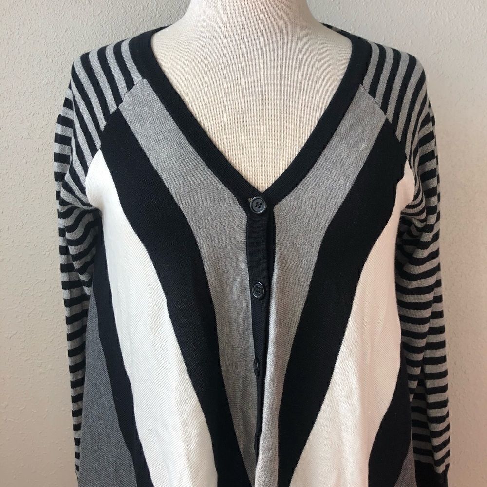 Feverā
CardiganĀ SweaterāSizeāMedium - Picture 2 of 6